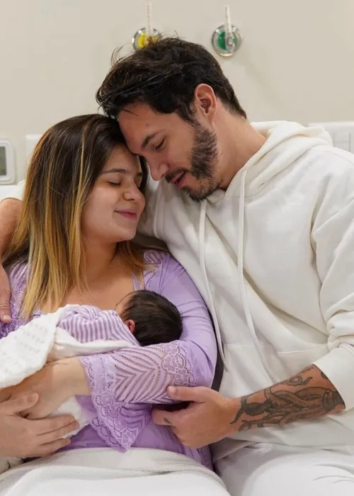 Viih Tube e Eliezer com a filha Lua após o nascimento