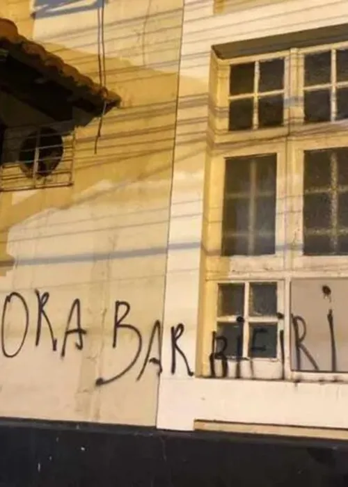 Torcida do Vasco pichou "Fora Barbieri" nos muros de São Januário