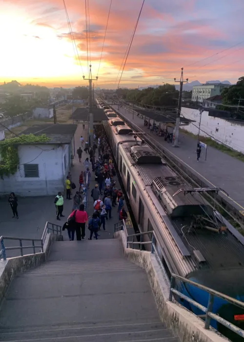 Estação de Senador Camará no início da manhã desta segunda