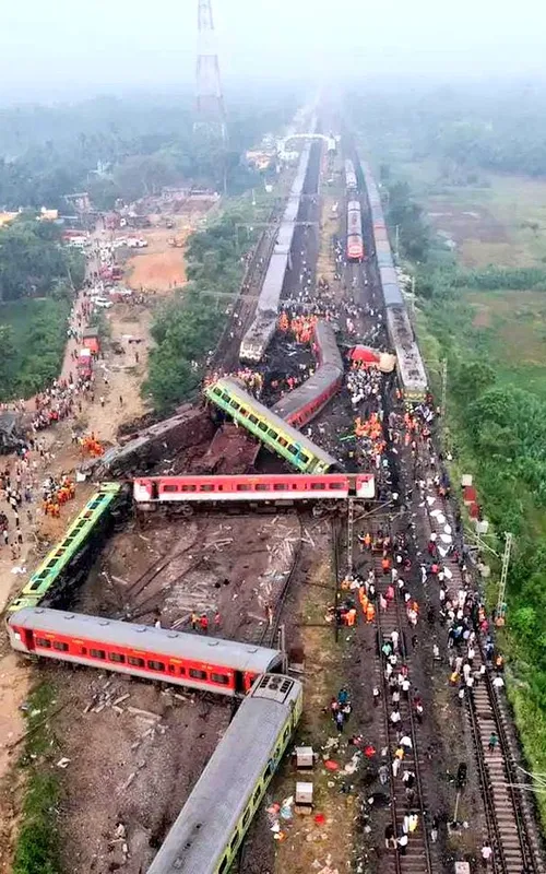 O trem Coromandel Express descarrilhou após bater de frente com outro trem de carga