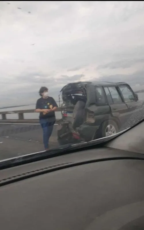 O acidente aconteceu entre ônibus e carro