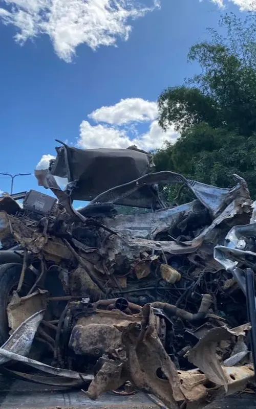 O automóvel em que as vítimas estavam ficou destruído com o impacto da batida