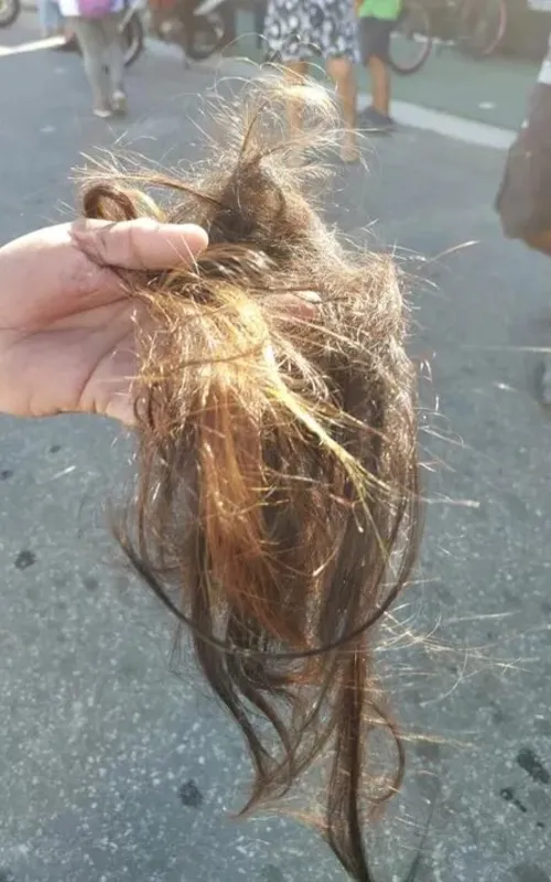Menina teve o cabelo cortado por uma navalha