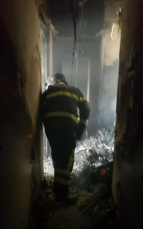 As imagens divulgadas pelos bombeiros mostram o dano causado pelo fogo dentro do imóvel