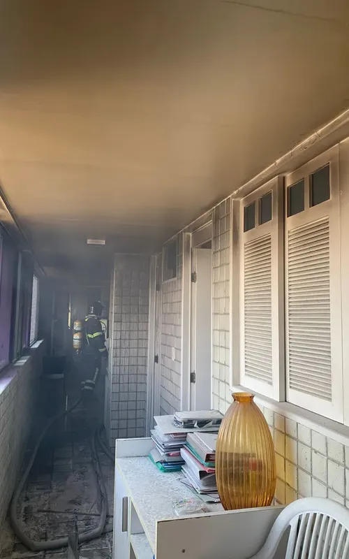 Os bombeiros conseguiram resgatar dois jovens e um cachorro que estavam presos