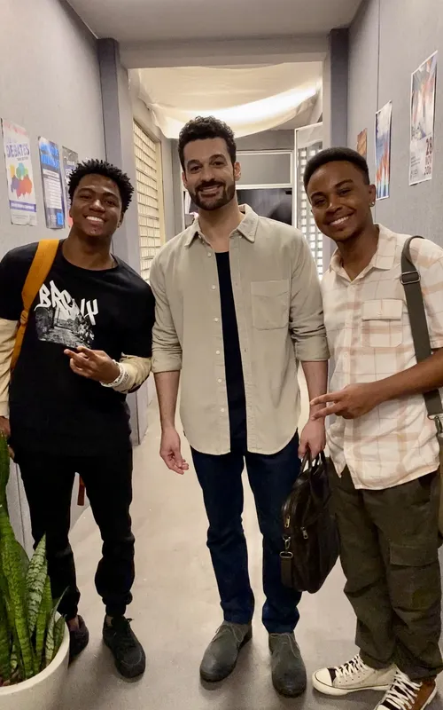 Diego entre os atores Guthierry Sotero e Jean Paulo Campos
  do núcleo que fará parte