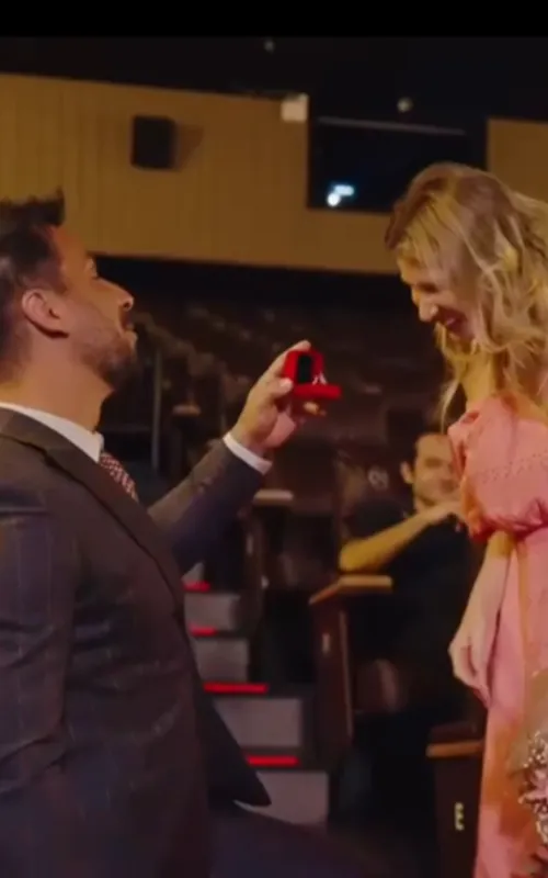 Julio chegou com flores e fez o pedido de casamento à amada