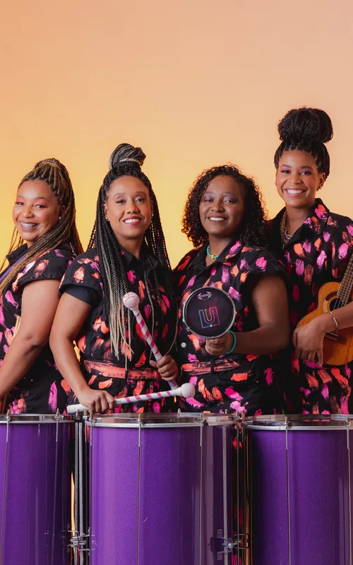A banda é formada por quatro mulheres pretas, ritmistas de escolas de samba, como Vila Isabel e Viradouro