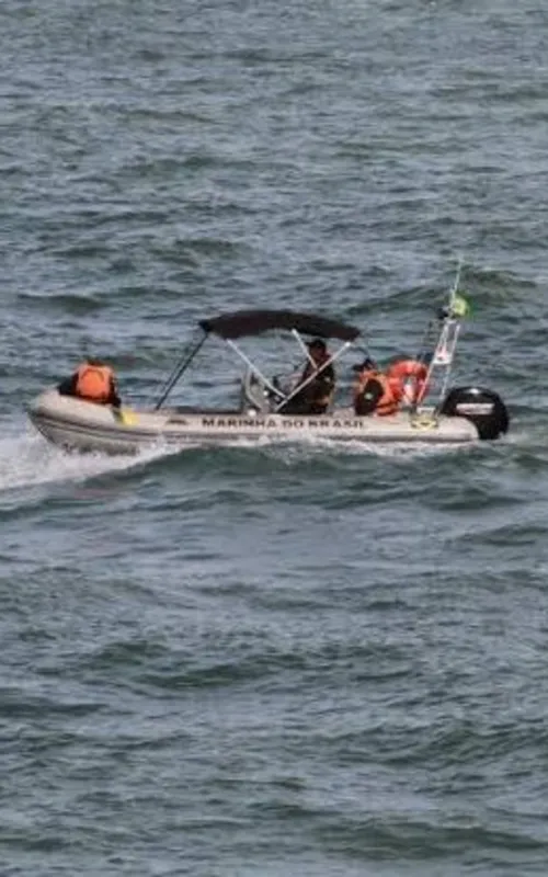 A Marinha realiza buscas pelo local