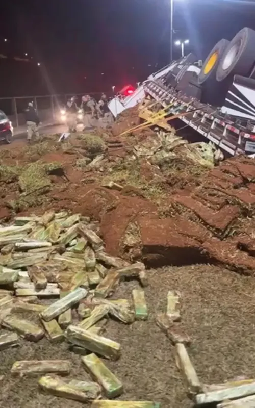 Condutor do caminhão perdeu o controle do veículo e tombou na pista; ele foi preso por tráfico de drogas