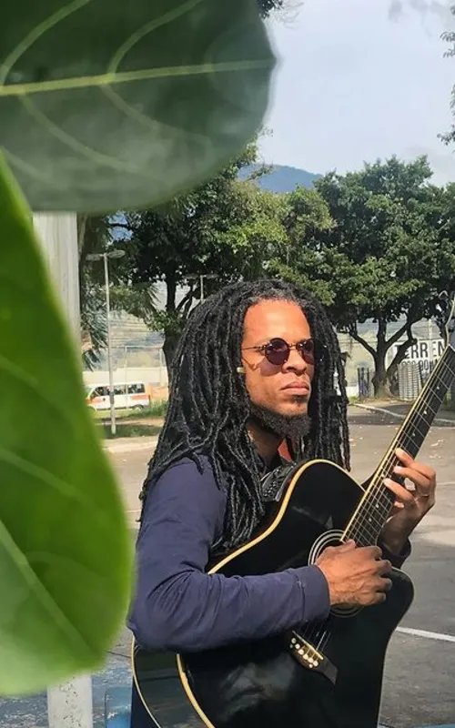 Torres também é compositor, multi-instrumentista e produtor musical