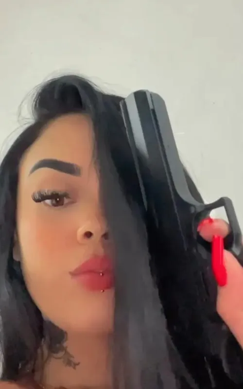 Karina Laino Gomes postou uma foto com uma réplica de arma de fogo