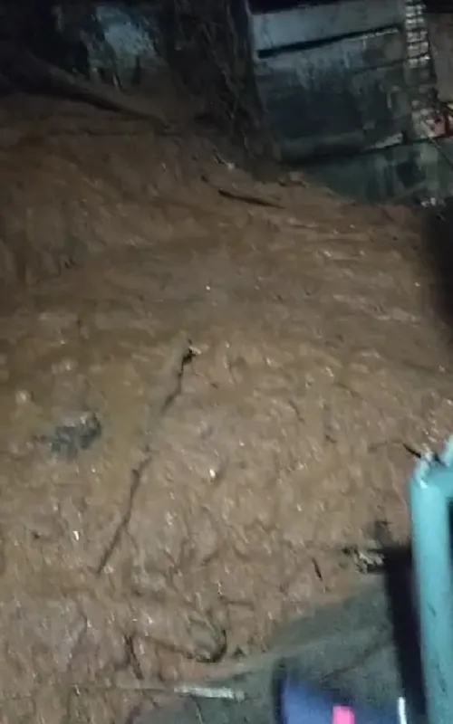 Imagem ilustrativa da imagem Chuva causa deslizamento na Rocinha e assusta moradores; vídeo