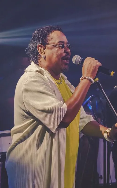 O cantor sentiu um desconforto abdominal durante o show