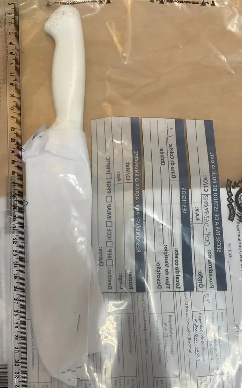 Faca foi apreendida pela polícia