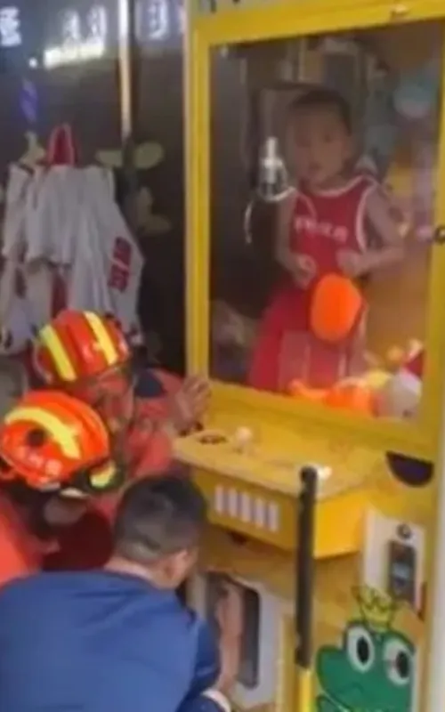 Criança ainda segurava um dos brinquedos de pelúcia na mão