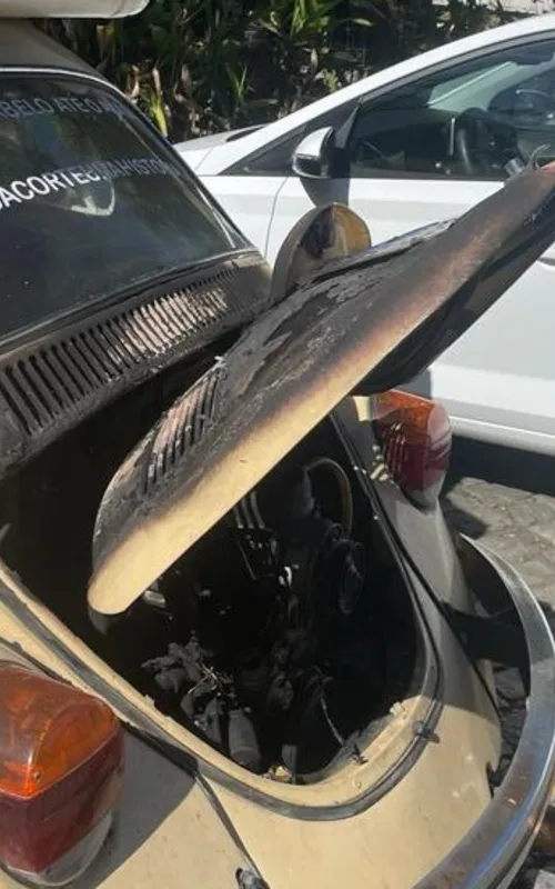Fusca pegou fogo e queimou a parte do motor