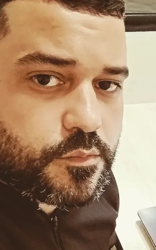 Arthur trabalha como nutricionista mas complementa a renda trabalhando como entregador