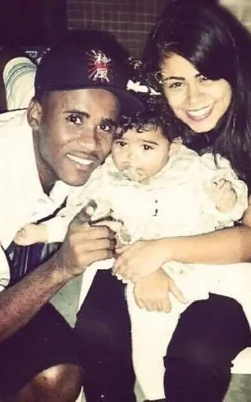 A viúva Vanessa Alves e a filha Andressa Mattos moram em uma casa deixada pelo cantor, na Ilha do Governador