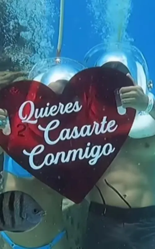 Thiago fez o pedido com uma placa em formato de coração