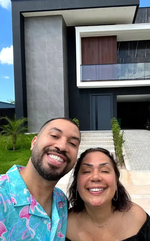 Gil também publicou uma foto ao lado da mãe da fachada da casa