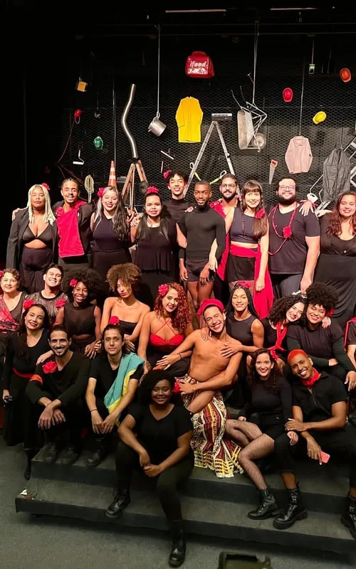 Podem se inscrever no curso pessoas com ou sem experiência no teatro, com idade acima de 18 anos