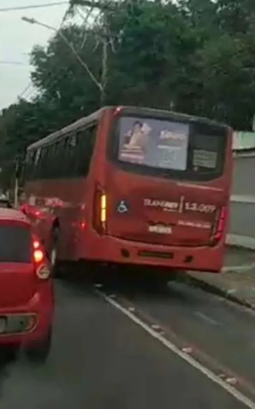 Usuário flagrou, em vídeo, ônibus trafegando na ciclovia
