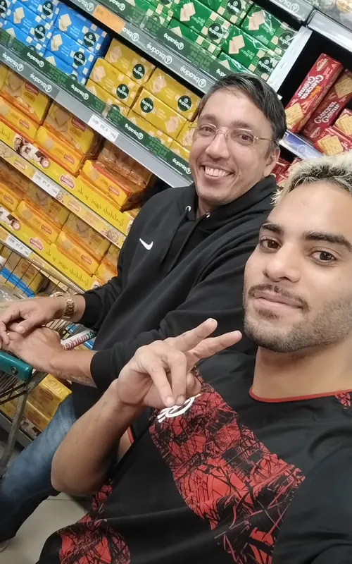 Patrick ao lado do dono da clínica Alpha Reabilitação Social