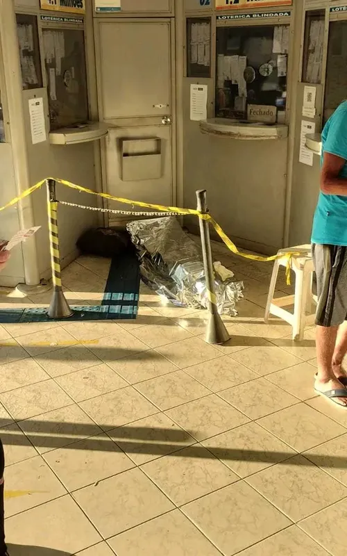 Imagens que circulam na internet mostram o cadáver coberto ao lado da fila para o atendimento na Lotérica Paraíso, no bairro Jardim América