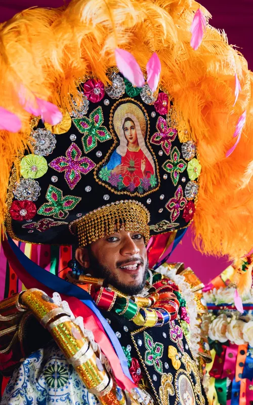 A escola divulgou nesta quarta-feira (20) as primeiras imagens das fantasias