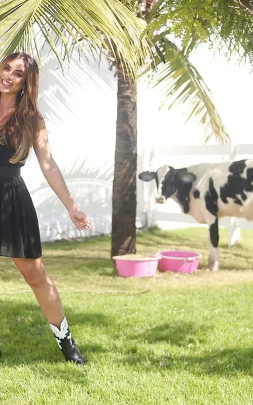 Nicole Bahls comprou um bezerro e o batizou de Camila Queiróz