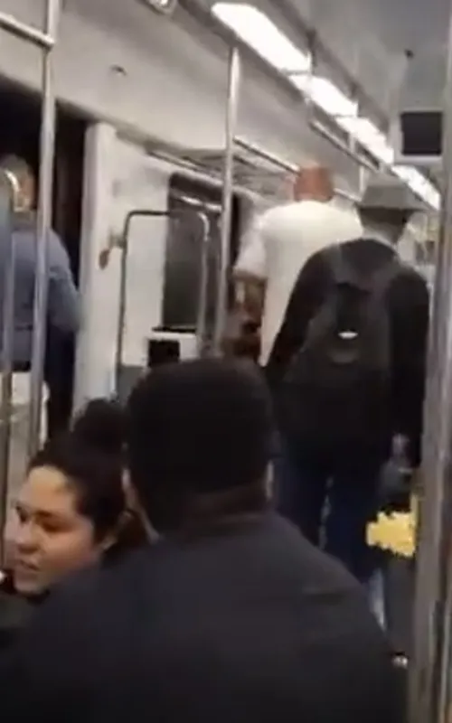 Vídeos feito pelos passageiros mostram pessoas abaixadas