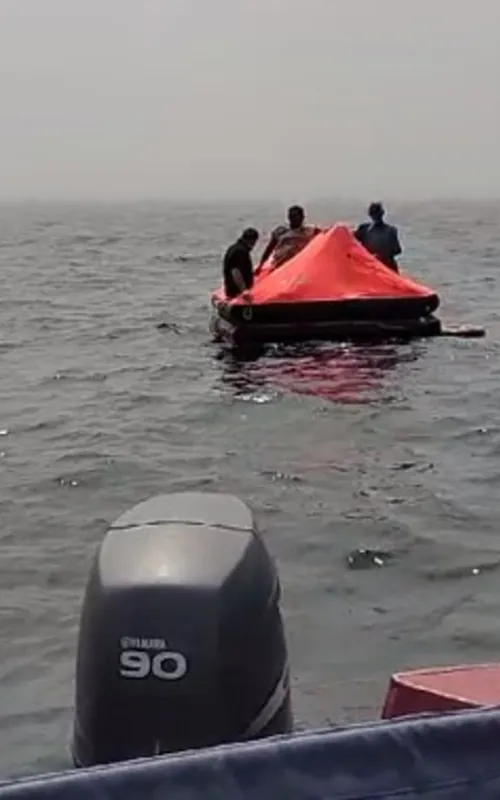 Amigos ficaram em um bote aguardando socorro