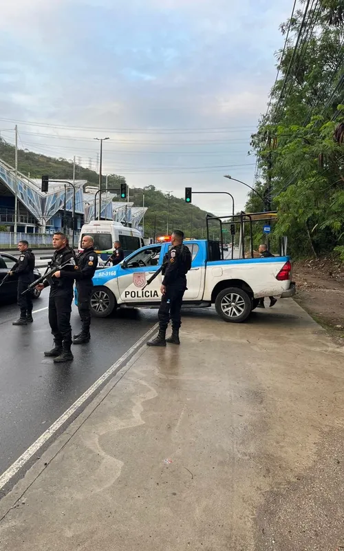Agentes do 18° BPM (Jacarepaguá) reforçam o patrulhamento nos principais acessos