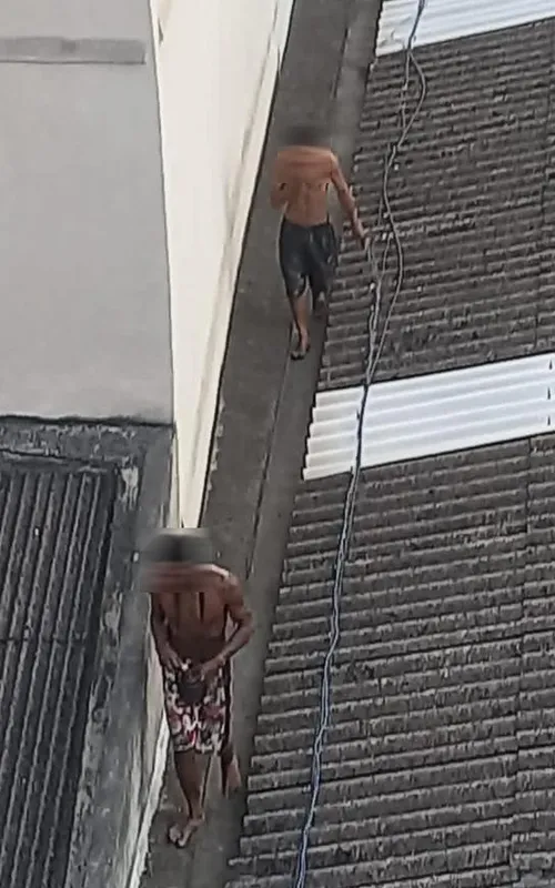 Criminosos foram flagrados no telhado do prédio