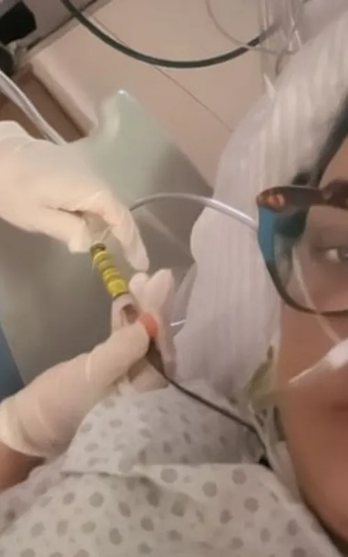 Preta Gil aparece acordada e deitada no leito da UTI