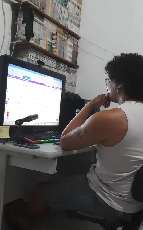 Georffren dá aula de japonês de forma online