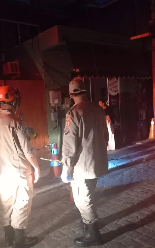 As pessoas presas foram retiradas com segurança, após o corte do fornecimento de energia da rua