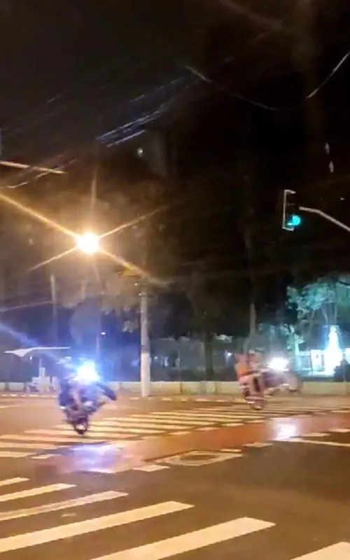 Grupo de mais de 70 condutores transita pela Avenida Roberto Silveira, de forma irregular