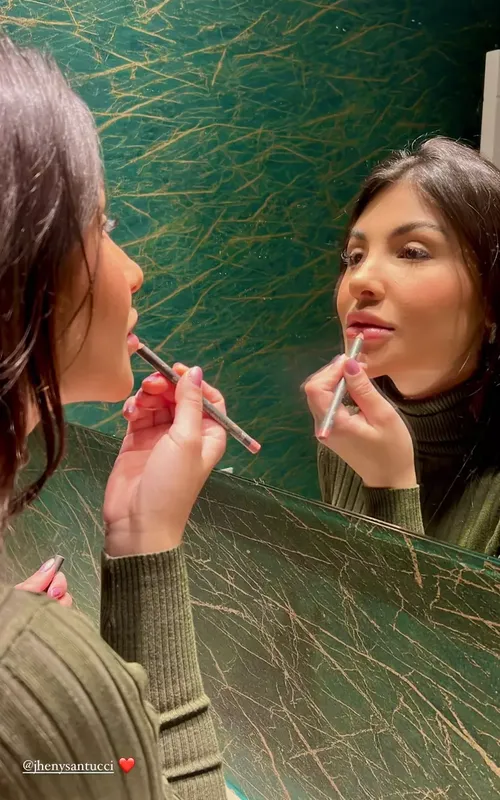 Foto tirada por Arthur mostra a influencer diante do espelho, se produzindo para a divulgação de um trabalho