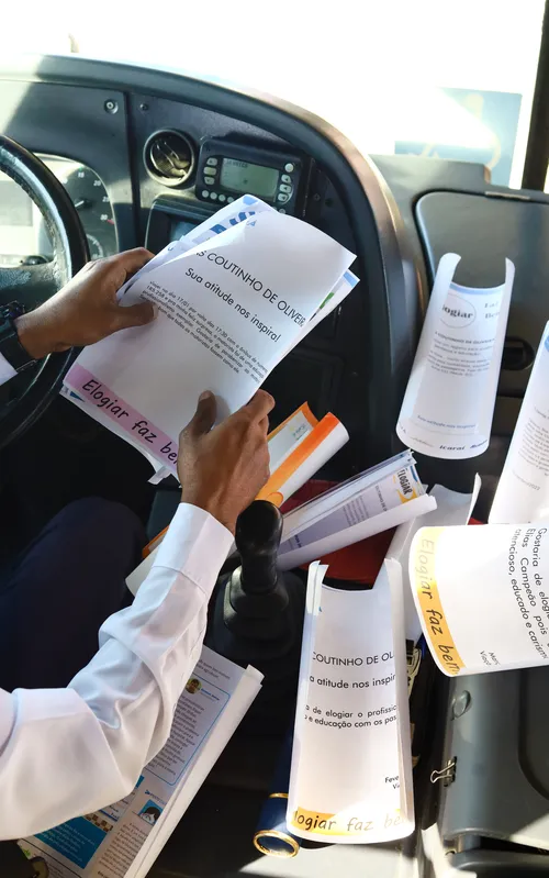 Elias Coutinho guarda as cartas que recebe dos passageiros