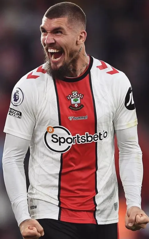 Zagueiro atuou pelo São Paulo no Brasil