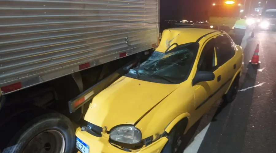 Carro de passeio colidiu na traseira de um caminhão