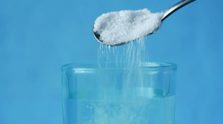 Adicionar mais sódio ao consumir água com sal pode levar a uma quantidade maior do que o recomendado pela Organização Mundial da Saúde (OMS)