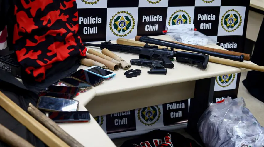 Durante a ação, os policiais apreenderam nove tacos de madeira, bandeiras de diferentes times, duas réplicas de armas e sete celulares