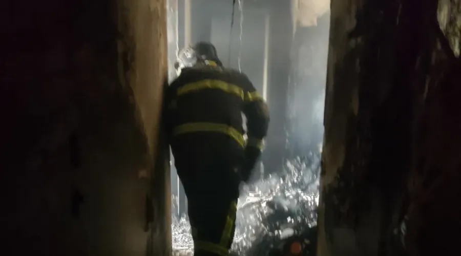 As imagens divulgadas pelos bombeiros mostram o dano causado pelo fogo dentro do imóvel