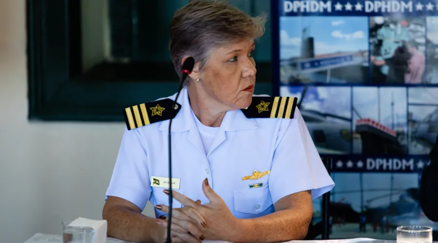 Capitão de fragatas e museóloga Miriam Benevenute, responsável pelo acervo histórico da Marinha