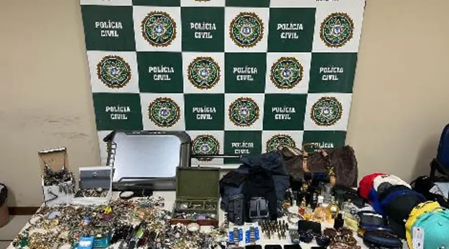Na casa do assaltante, que fica no Itanhangá, os policiais encontraram diversos objetos roubados