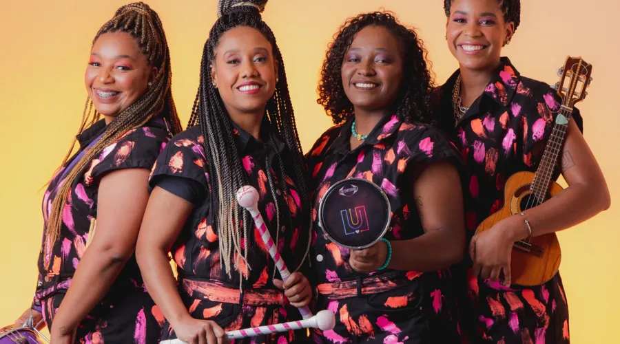 A banda é formada por quatro mulheres pretas, ritmistas de escolas de samba, como Vila Isabel e Viradouro