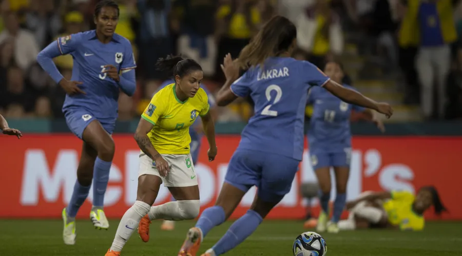 Brasil buscou vitória mas não foi efetivo contra a França